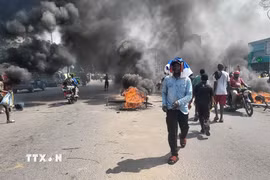 Người biểu tình đốt phá trên phố ở Congo. (Ảnh: THX/TTXVN)