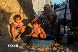 Người dân Palestine tại trại tị nạn ở Gaza. (Ảnh: THX/TTXVN)