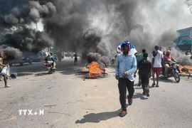 Người biểu tình đốt phá trên phố ở Congo. (Ảnh: THX/TTXVN)