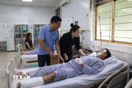 Lãnh đạo Ủy ban Mặt trận tổ quốc Việt Nam tỉnh Quảng Ninh thăm hỏi, động viên hỗ trợ cho các nạn nhân tại bệnh viện. (Ảnh: TTXVN phát)