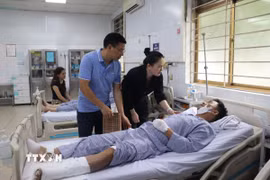 Lãnh đạo Ủy ban Mặt trận tổ quốc Việt Nam tỉnh Quảng Ninh thăm hỏi, động viên hỗ trợ cho các nạn nhân tại bệnh viện. (Ảnh: TTXVN phát)
