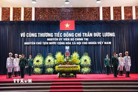 Linh cữu nguyên Chủ tịch nước Trần Đức Lương quàn tại Nhà tang lễ Quốc gia số 5 Trần Thánh Tông, Hà Nội. (Ảnh: TTXVN)