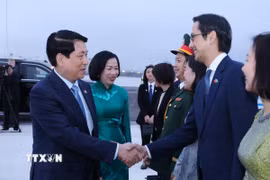 Đại sứ, Trưởng Phái đoàn Thường trực Việt Nam tại Liên hợp quốc Đỗ Hùng Việt tiễn Chủ tịch nước Lương Cường và Phu nhân tại sân bay John F. Kennedy, thành phố New York. (Ảnh: Lâm Khánh/TTXVN)