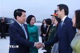 Đại sứ, Trưởng Phái đoàn Thường trực Việt Nam tại Liên hợp quốc Đỗ Hùng Việt tiễn Chủ tịch nước Lương Cường và Phu nhân tại sân bay John F. Kennedy, thành phố New York. (Ảnh: Lâm Khánh/TTXVN)