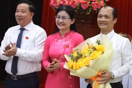 Tân Phó Chủ tịch Ủy ban nhân dân tỉnh Đồng Nai Nguyễn Tuấn Anh (bên phải) nhận hoa chúc mừng. (Nguồn: Báo Chính phủ)