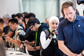 Khách hàng trải nghiệm các sản phẩm của Apple tại Cupertino, California, Mỹ. (Ảnh: THX/TTXVN)