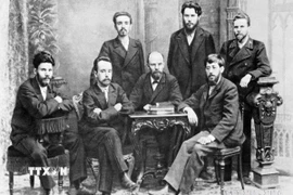Vladimir Ilyich Lenin và Hội viên Hội Liên hiệp đấu tranh giải phóng giai cấp công nhân do Người thành lập 1897. (Ảnh: TTXVN)