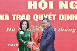 Phó Bí thư Thường trực Thành ủy Hà Nội Nguyễn Văn Phong tặng hoa, chúc mừng bà Bùi Huyền Mai được chỉ định giữ chức vụ Bí thư Đảng ủy MTTQ Việt Nam thành phố Hà Nội nhiệm kỳ 2025-2030. (Ảnh: Minh Nghĩa/TTXVN)