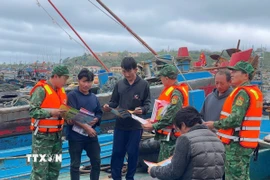 Bộ đội biên phòng phối phối hợp với cảnh sát biển tuyên truyền về IUU tại âu cảng Bạch Long Vỹ. (Ảnh: TTXVN phát)