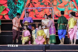 Tiết mục tái hiện Lễ Cúng trăng của đồng bào Khmer tại chương trình. (Ảnh: Hồng Thái/TTXVN)