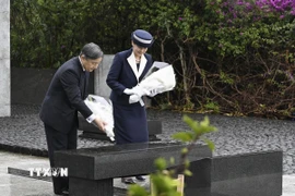 Nhà Vua Nhật Bản Naruhito và Hoàng hậu Masako dâng hoa tại đài tưởng niệm trên đảo Iwoto ở Thái Bình Dương. (Ảnh: THX/TTXVN)
