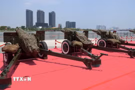 Đêm 6/4, tại Công viên Bến Bạch Đằng (Quận 1, Thành phố Hồ Chí Minh), Lữ Đoàn 96 (Binh chủng Pháo binh) đã vận chuyển 15 khẩu pháo 105mm và triển khai trận địa pháo dịp lễ kỷ niệm 50 năm ngày giải phóng miền Nam, thống nhất đất nước (30/4/1975-30/4/2025). (Ảnh: Trung Tuyến/TTXVN)