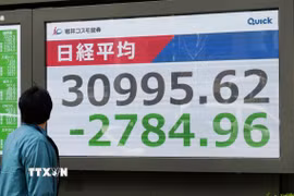 Bảng điện tử hiển thị chỉ số Nikkei 225 tại thủ đô Tokyo (Nhật Bản) ngày 7/4. (Ảnh minh họa: Kyodo/TTXVN)