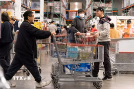 Người dân mua sắm tại siêu thị ở San Mateo, California, Mỹ. (Ảnh: THX/TTXVN)