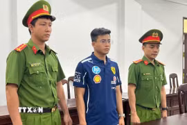 Đối tượng Nguyễn Đình Tuấn bị khởi tố để điều tra về tội danh “Xâm phạm quyền sở hữu công nghiệp.” (Ảnh: TTXVN phát)