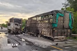Hiện trường vụ tai nạn khiến xe container và xe tải bốc cháy, 1 người tử vong và 1 người bị thương nặng. (Ảnh: TTXVN phát)