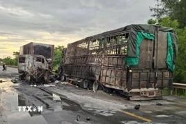 Hiện trường vụ tai nạn khiến xe container và xe tải bốc cháy, 1 người tử vong và 1 người bị thương nặng. (Ảnh: TTXVN phát)