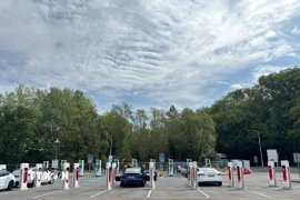 Một bãi đỗ kết hợp các điểm sạc nhanh dành riêng cho xe ôtô điện tại thị trấn Chippenham (Anh). (Ảnh: Hữu Tiến/TTXVN)