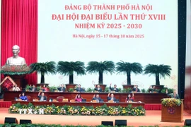 Đoàn Chủ tịch biểu quyết tại Đại hội. (Ảnh: Thống Nhất/TTXVN)