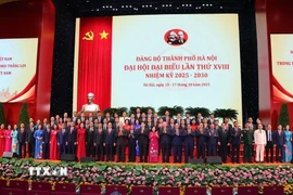 Tổng Bí thư Tô Lâm cùng các lãnh đạo, nguyên lãnh đạo Đảng và Nhà nước với các đại biểu dự Đại hội Đảng bộ thành phố Hà Nội lần thứ XVIII. (Ảnh: Văn Điệp/TTXVN)