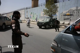 Lực lượng an ninh Afghanistan gác tại hiện trường một vụ tấn công ở Kabul. (Ảnh: THX/TTXVN)