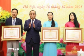 Chủ nhiệm Văn phòng Chủ tịch nước Lê Khánh Hải trao Bằng khen của Thủ tướng cho các cá nhân. (Ảnh: An Đăng/TTXVN)