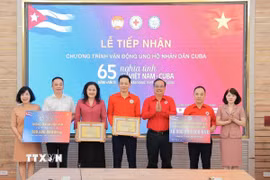 Phó Tổng giám đốc TTXVN Nguyễn Thị Sự cùng đoàn cán bộ và đại diện Hội Chữ thập Đỏ tỉnh Hưng Yên trao ủng hộ nhân dân Cuba cho Hội Chữ thập Đỏ Việt Nam. (Ảnh: Lê Đông/TTXVN)