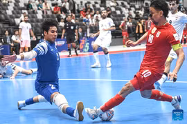 Hossein Tayebibidgoli (phải) của Iran đối mặt với Ibrahim Ahmed Albustani của Iraq trong trận bán kết giữa Iraq và Iran. (Nguồn: Xinhua)
