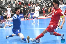 Hossein Tayebibidgoli (phải) của Iran đối mặt với Ibrahim Ahmed Albustani của Iraq trong trận bán kết giữa Iraq và Iran. (Nguồn: Xinhua)