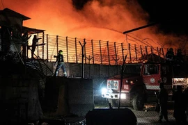 Lính cứu hỏa Afghanistan dập tắt đám cháy tại trung tâm cai nghiện ma túy ở Kabul. (Nguồn: AFP/Getty Images)