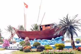 Chiếc thuyền gỗ được phục dựng tại Di tích Bến phà Gianh, là biểu tượng khắc ghi “Chiến thắng trận đầu trên sông Gianh ngày 2 và 5/8/1964 của lực lượng Hải quân nhân dân Việt Nam.” (Ảnh: Tá Chuyên/TTXVN)