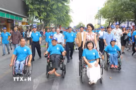 Thứ trưởng Bộ Y tế Nguyễn Thị Liên Hương và ông Nguyễn Mạnh Cường, Phó Chủ tịch Ủy ban Nhân dân Thành phố Hồ Chí Minh, cùng các đại biểu và người khuyết tật đi bộ đồng hành nhân Lễ kỷ niệm Ngày Người khuyết tật Việt Nam. (Ảnh: Thanh Vũ/TTXVN)