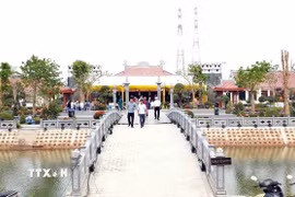 Bến phà Gianh vừa được xây dựng mới trở thành điểm du lịch tâm linh của tỉnh Quảng Trị. (Ảnh: Tá Chuyên/TTXVN)