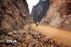 Tuyến đường độc đạo kết nối xóm Tiểu Khu và xóm Bích Trụ chậm tiến độ. (Ảnh: Thanh Hải/TTXVN)