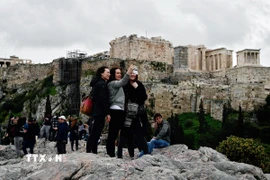 Khách du lịch tại Athens, Hy Lạp. (Ảnh: AFP/TTXVN)