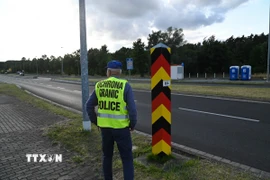 Cảnh sát Ba Lan gác tại khu vực Libieszyn ở biên giới Ba Lan-Đức. (Nguồn: PAP/TTXVN)