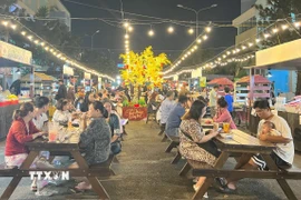 Phố ẩm thực Phan Xích Long (Thành phố Hồ Chí Minh). (Ảnh: Thu Hương/TTXVN)