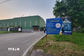 Bảng tuyển dụng được đặt ở những vị trí bắt mắt để chiêu lao động vào làm việc. (Ảnh: Mạnh Khánh/TTXVN)