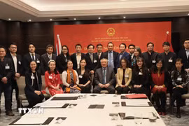 Phó Thủ tướng và Đoàn công tác chụp ảnh lưu niệm với đại diện Hội trí thức Việt Nam tại Anh tham dự buổi gặp gỡ. (Ảnh: Phong Hà/TTXVN)