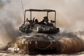 Xe quân sự Israel được triển khai gần biên giới với Dải Gaza, ở miền nam Israel. (Ảnh: THX/TTXVN)