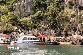 Lực lượng chức năng tỉnh Quảng Ninh kiểm tra hệ thống lồng bè nuôi trồng thủy sản trái phép trên Vịnh Hạ Long. (Ảnh: TTXVN phát)