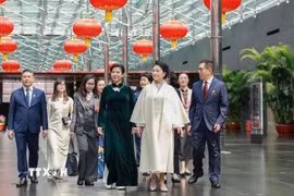 Hai phu nhân cùng nhau thăm Nhà hát lớn quốc gia Trung Quốc và có cuộc giao lưu, chia sẻ thân tình, cởi mở về các trải nghiệm thực tế cũng như việc giao lưu, phát triển văn hóa giữa hai nước. (Ảnh: TTXVN)