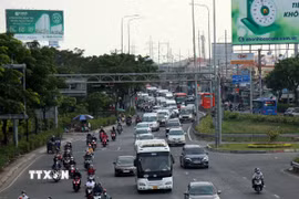 Dù đông phương tiện, nhưng giao thông ở cửa ngõ phía Tây của Thành phố Hồ Chí Minh cơ bản ổn định. (Ảnh: Tiến Lực/TTXVN)