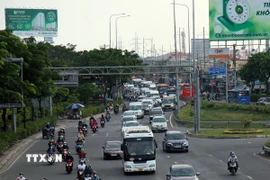 Dù đông phương tiện, nhưng giao thông ở cửa ngõ phía Tây của Thành phố Hồ Chí Minh cơ bản ổn định. (Ảnh: Tiến Lực/TTXVN)