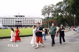 Khách quốc tế tham quan Dinh Độc Lập dịp Tết Ất Tỵ 2025. (Ảnh: Hồng Đạt/TTXVN)