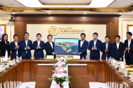 Đại diện lãnh đạo tỉnh Đắk Lắk trao quà lưu niệm tới Ban lãnh đạo Tập đoàn T&T Group. (Ảnh: T&T Group)