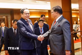 Chủ tịch Hạ viện Malaysia TanSri Dato' Johari bin Abdul đón Chủ tịch Quốc hội Trần Thanh Mẫn. (Ảnh: Doãn Tấn/TTXVN)