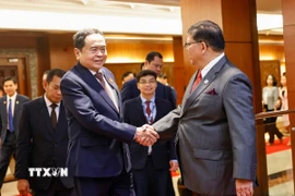 Chủ tịch Hạ viện Malaysia TanSri Dato' Johari bin Abdul đón Chủ tịch Quốc hội Trần Thanh Mẫn. (Ảnh: Doãn Tấn/TTXVN)