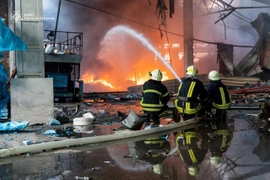 Lính cứu hỏa đang dập tắt đám cháy tại một cơ sở công nghiệp sau cuộc không kích của Nga tại khu vực Ternopil. (Nguồn: Cơ quan Cứu hộ Khẩn cấp Ukraine)