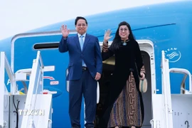 Thủ tướng Phạm Minh Chính và Phu nhân đến sân bay Tallinn, thành phố Tallinn bắt đầu chuyến thăm chính thức Cộng hòa Estonia. (Ảnh: Dương Giang/TTXVN)